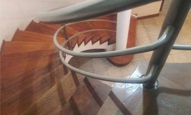 VENTA DE EXCELENTE CASA DE 381 M2 CON PISCINA Y QUINCHO EN CENTRO DE PTE DERQUI - A REFACCIONAR