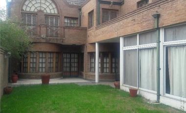 VENTA DE EXCELENTE CASA DE 381 M2 CON PISCINA Y QUINCHO EN CENTRO DE PTE DERQUI - A REFACCIONAR