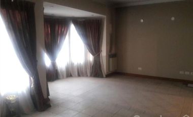 VENTA DE EXCELENTE CASA DE 381 M2 CON PISCINA Y QUINCHO EN CENTRO DE PTE DERQUI - A REFACCIONAR