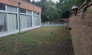 VENTA DE EXCELENTE CASA DE 381 M2 CON PISCINA Y QUINCHO EN CENTRO DE PTE DERQUI - A REFACCIONAR