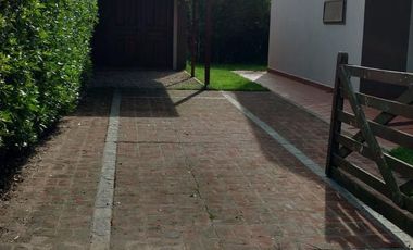 Casa en venta - 4 Dormitorios 2 Baños - Cochera - 968Mts2 - Miramar