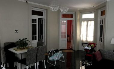 Casa en venta - 4 Dormitorios 3 Baños - 558Mts2 - Temperley