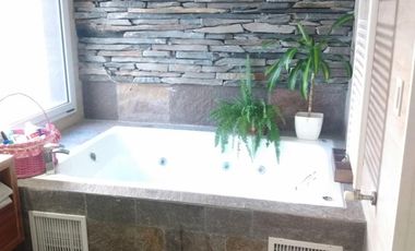 Casa en venta - 4 Dormitorios 3 Baños - 558Mts2 - Temperley