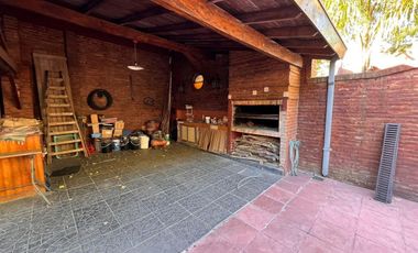 Casa en venta - 3 Dormitorios 3 Baños - Cocheras - 486Mts2 - Villa Adelina