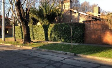 Casa en venta - 3 Dormitorios 3 Baños - Cocheras - 486Mts2 - Villa Adelina