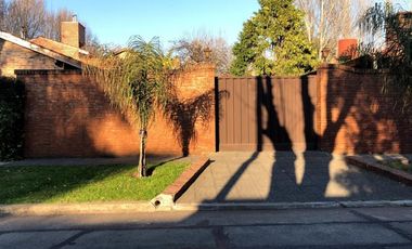 Casa en venta - 3 Dormitorios 3 Baños - Cocheras - 486Mts2 - Villa Adelina