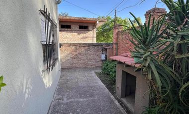 Casa en venta - 3 Dormitorios 2 Baños - Cocheras - 180Mts2 - Monte Grande
