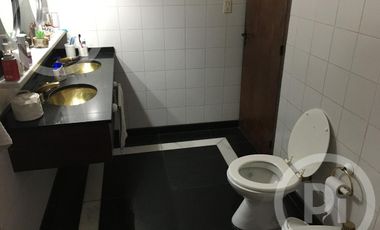 Cómoda casa familiar en VENTA sobre gran terreno, cerca de la costanera.