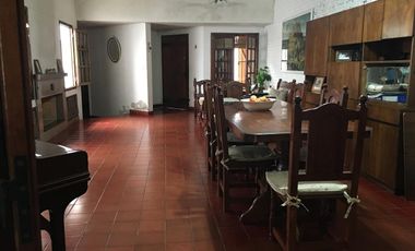 Cómoda casa familiar en VENTA sobre gran terreno, cerca de la costanera.