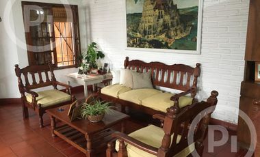 Cómoda casa familiar en VENTA sobre gran terreno, cerca de la costanera.