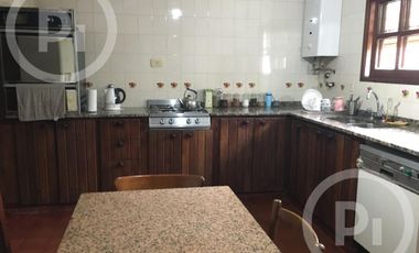 Cómoda casa familiar en VENTA sobre gran terreno, cerca de la costanera.