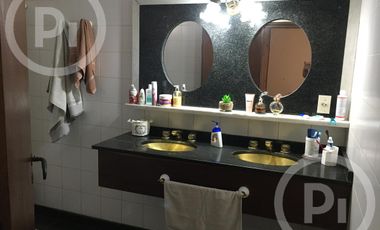 Cómoda casa familiar en VENTA sobre gran terreno, cerca de la costanera.