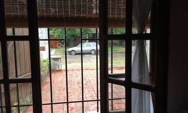 Cómoda casa familiar en VENTA sobre gran terreno, cerca de la costanera.