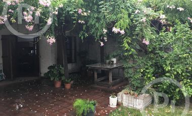 Cómoda casa familiar en VENTA sobre gran terreno, cerca de la costanera.