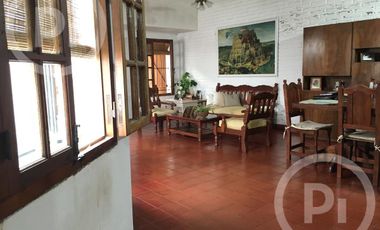 Cómoda casa familiar en VENTA sobre gran terreno, cerca de la costanera.