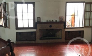 Cómoda casa familiar en VENTA sobre gran terreno, cerca de la costanera.