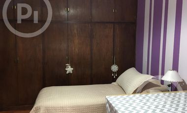 Cómoda casa familiar en VENTA sobre gran terreno, cerca de la costanera.