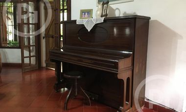 Cómoda casa familiar en VENTA sobre gran terreno, cerca de la costanera.