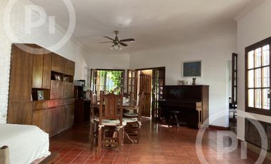 Cómoda casa familiar en VENTA sobre gran terreno, cerca de la costanera.