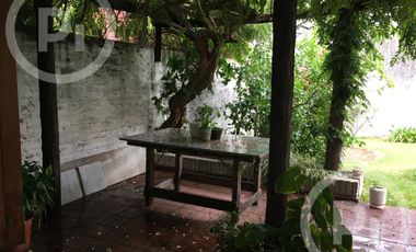 Cómoda casa familiar en VENTA sobre gran terreno, cerca de la costanera.