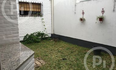 Cómoda casa familiar en VENTA sobre gran terreno, cerca de la costanera.