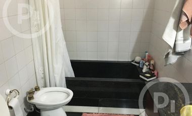 Cómoda casa familiar en VENTA sobre gran terreno, cerca de la costanera.