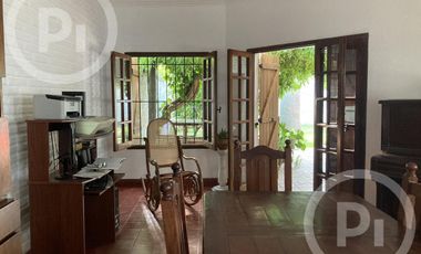 Cómoda casa familiar en VENTA sobre gran terreno, cerca de la costanera.