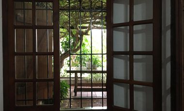 Cómoda casa familiar en VENTA sobre gran terreno, cerca de la costanera.