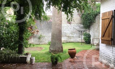 Cómoda casa familiar en VENTA sobre gran terreno, cerca de la costanera.