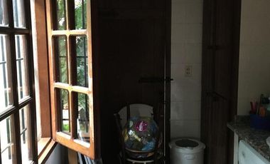 Cómoda casa familiar en VENTA sobre gran terreno, cerca de la costanera.