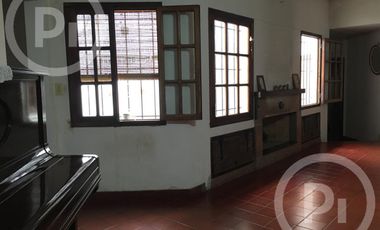 Cómoda casa familiar en VENTA sobre gran terreno, cerca de la costanera.