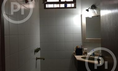 Cómoda casa familiar en VENTA sobre gran terreno, cerca de la costanera.