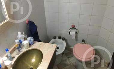 Cómoda casa familiar en VENTA sobre gran terreno, cerca de la costanera.