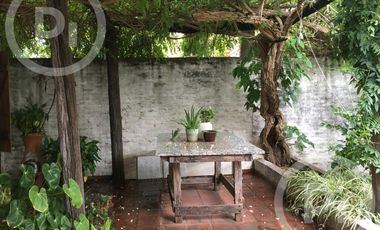 Cómoda casa familiar en VENTA sobre gran terreno, cerca de la costanera.