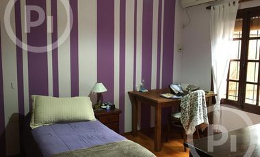 Cómoda casa familiar en VENTA sobre gran terreno, cerca de la costanera.