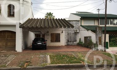 Cómoda casa familiar en VENTA sobre gran terreno, cerca de la costanera.