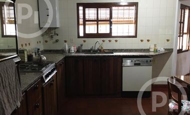 Cómoda casa familiar en VENTA sobre gran terreno, cerca de la costanera.