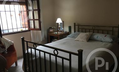 Cómoda casa familiar en VENTA sobre gran terreno, cerca de la costanera.