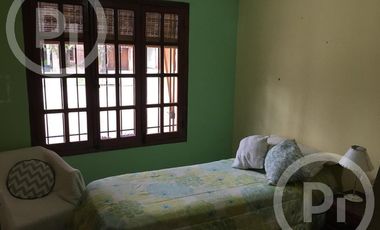 Cómoda casa familiar en VENTA sobre gran terreno, cerca de la costanera.