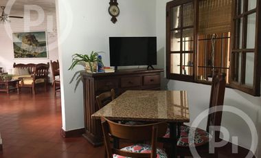 Cómoda casa familiar en VENTA sobre gran terreno, cerca de la costanera.