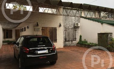 Cómoda casa familiar en VENTA sobre gran terreno, cerca de la costanera.