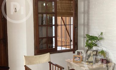 Cómoda casa familiar en VENTA sobre gran terreno, cerca de la costanera.