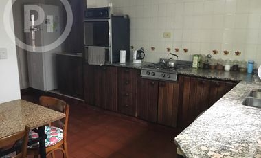 Cómoda casa familiar en VENTA sobre gran terreno, cerca de la costanera.