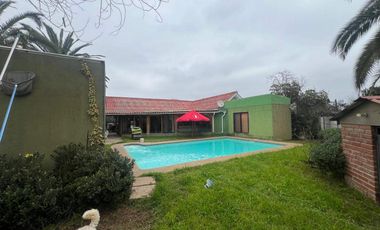 Casa en venta c/ estacionamiento en Centro de Olmué