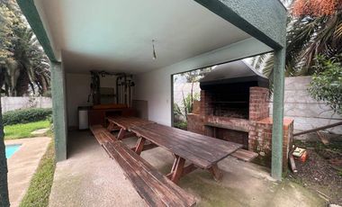 Casa en venta c/ estacionamiento en Centro de Olmué