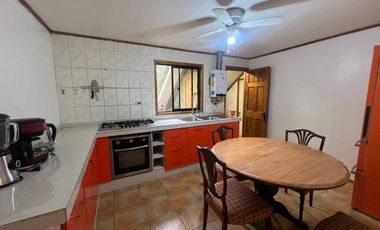 Casa en venta c/ estacionamiento en Centro de Olmué