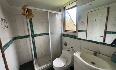 Casa en venta c/ estacionamiento en Centro de Olmué