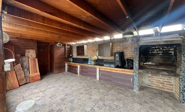 Casa con piscina en arriendo Av. Los Laureles