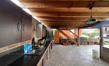 Casa con piscina en arriendo Av. Los Laureles