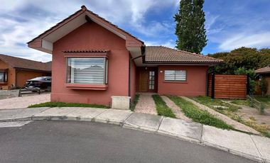 SE ARRIENDA CASA EN CONDOMINIO RINCONADA, LA CRUZ